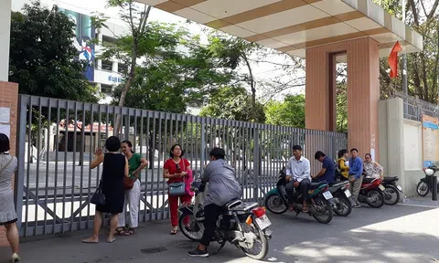 Kiểm tra tuyển sinh vào lớp 6 song bằng: Phụ huynh đợi con dưới trời nắng gần 40 độ